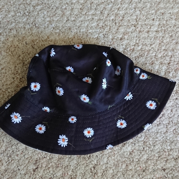 Alice + Olivia x FabFitFun Reversible Bucket Hat Black & White Daisy Print